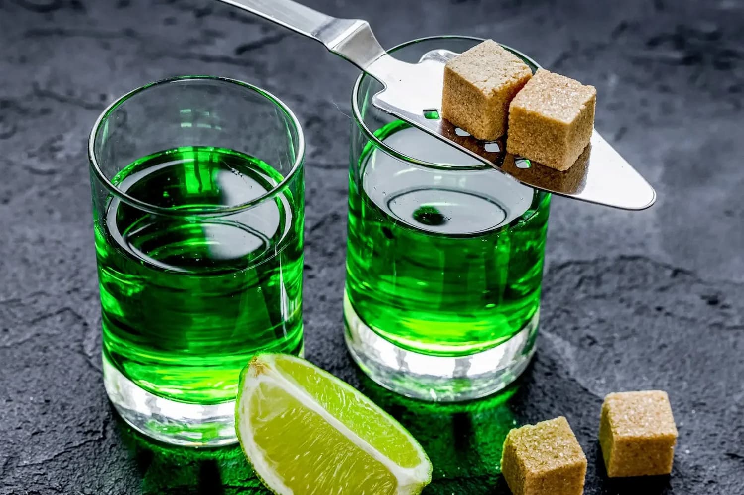 Giải mã sức hút của rượu Absinthe trong nghệ thuật pha chế hiện đại