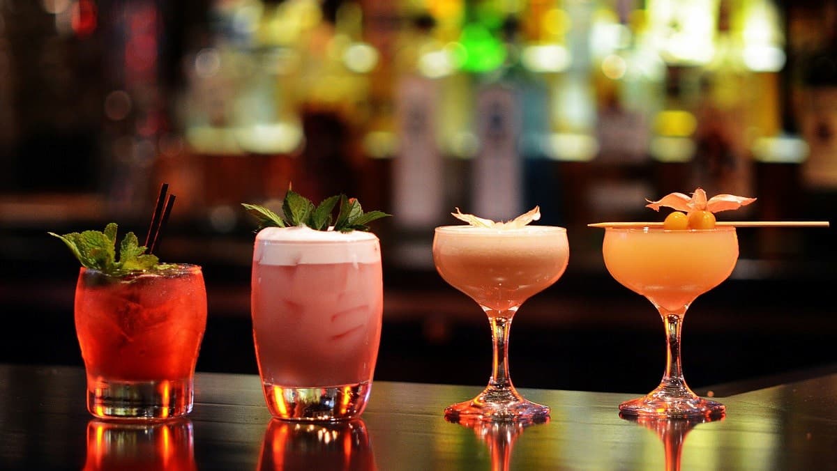 Cách Chọn Rượu Pha Chế Và 5 Công Thức Cocktail Dễ Làm Tại Nhà