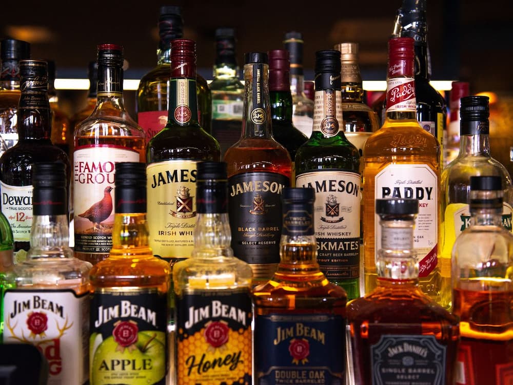 Danh Mục Rượu Pha Chế Đẳng Cấp: Bí Quyết Thành Công Cho Mọi Quầy Bar & Pub